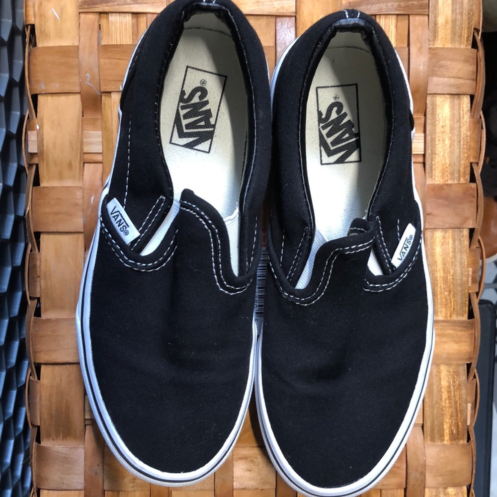Black Vans slip on